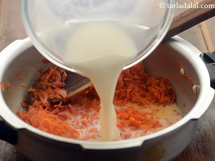 स्टेप 7 – १/२ कप दूध डालें। यह एक स्वस्थ, <strong>लो फैट गाजर …