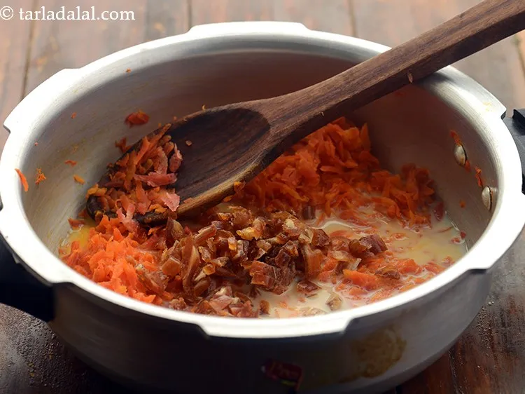 स्टेप 8 – खजूर डालें। खजूर प्राकृतिक रूप से मीठा, खनिज और फाइबर …