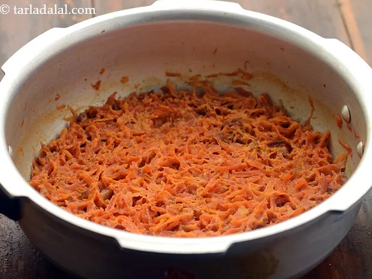 स्टेप 9 – अच्छी तरह से मिलाएं और २ सीटी के लिए प्रेशर …