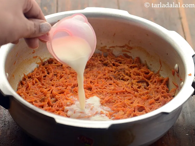 स्टेप 10 – बचा हुआ १/४ कप दूध डालें। गाजर के हलवे को …