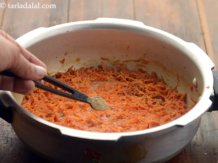 स्टेप 11 – <strong>लो-फैट गाजर के हलवे</strong> में स्वाद का पंच देने के …