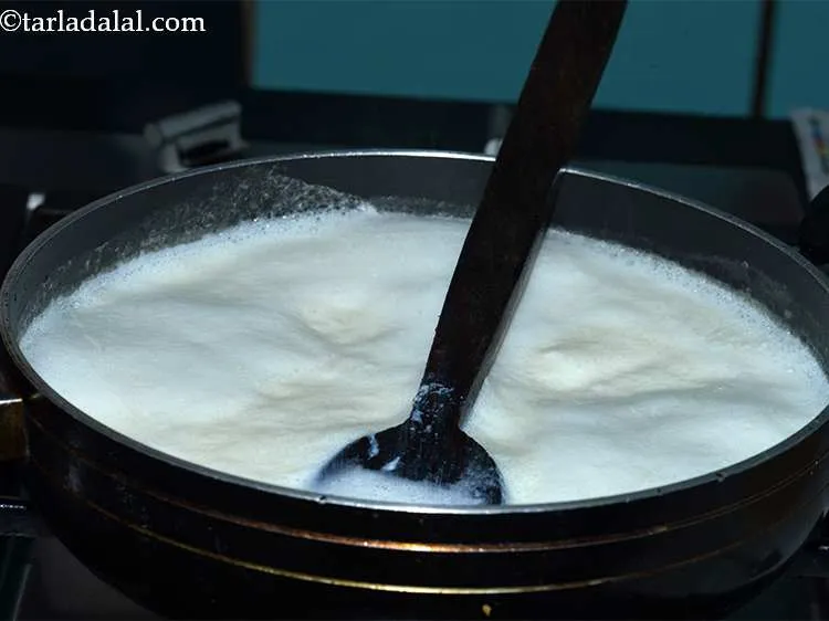 स्टेप 4 – दूध को मध्यम आंच पर ६ से ८ मिनट तक …