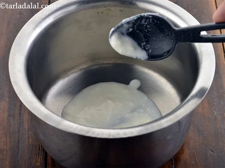 स्टेप 6 – एक बाउल या पैन में फुल फैट दही डालें। इसे …