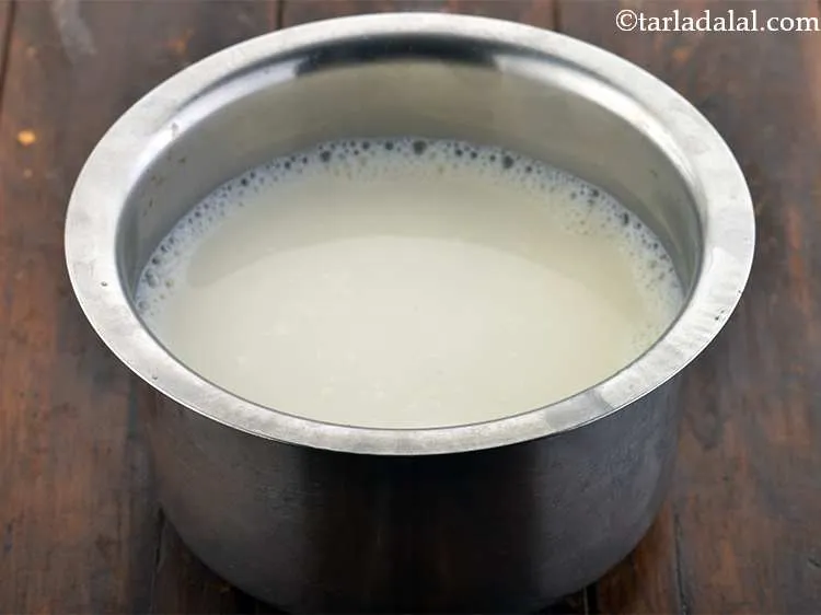 स्टेप 8 – इसके ऊपर गुनगुना दूध डालें। यदि दूध गरम है और …