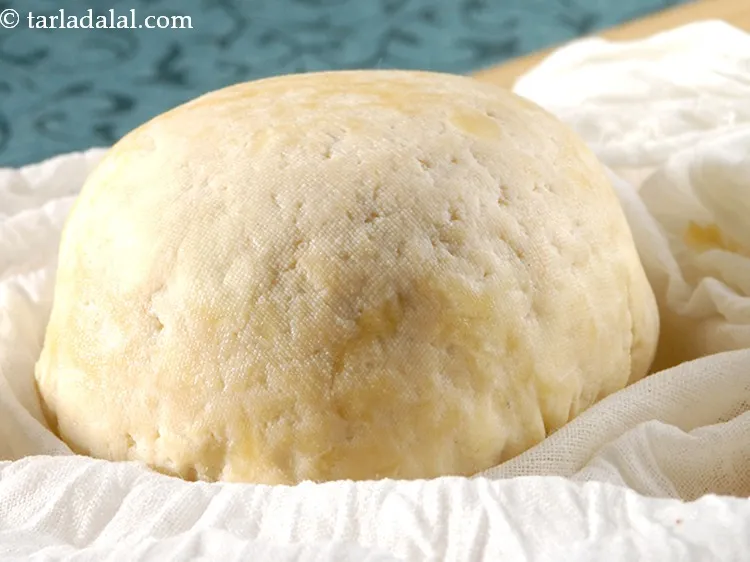 Step 16 – Health conscious can substitute full fat paneer with<a href="https://www.tarladalal.com/low-fat-paneer---how-to-make-low-fat-paneer-8688r" target="_blank"><strong> low fat paneer</strong></a>.&nbsp;