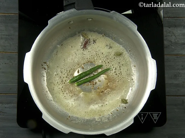 स्टेप 10 – हरी मिर्च डालें। अगर आप बच्चों के लिए पंजाबी दाल …
