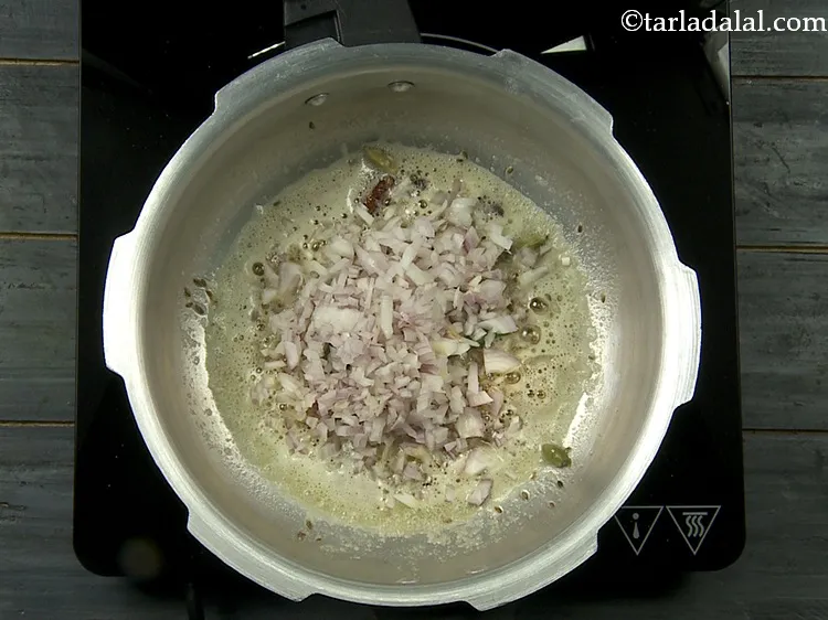 स्टेप 11 – प्याज़ डालें।