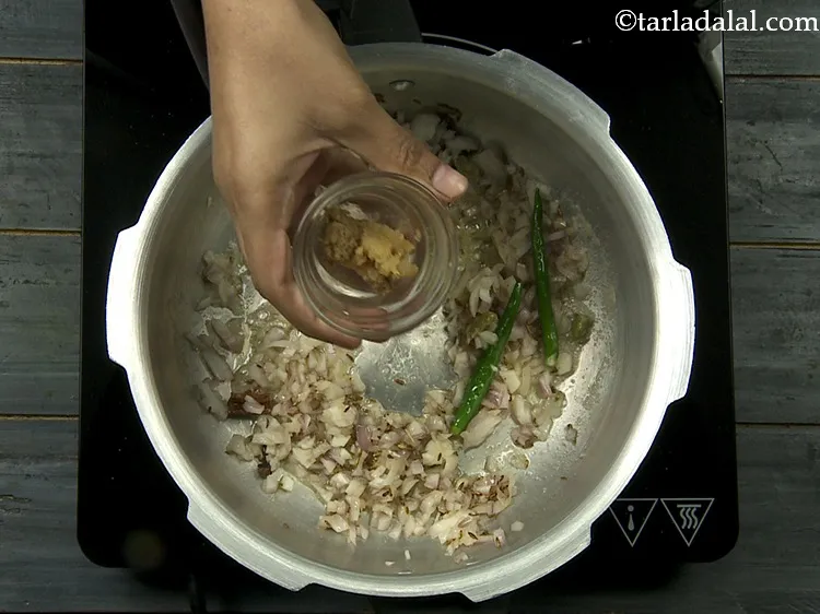 स्टेप 12 – अदरक-लहसुन की पेस्ट डालें और मध्यम आंच पर २ मिनट …