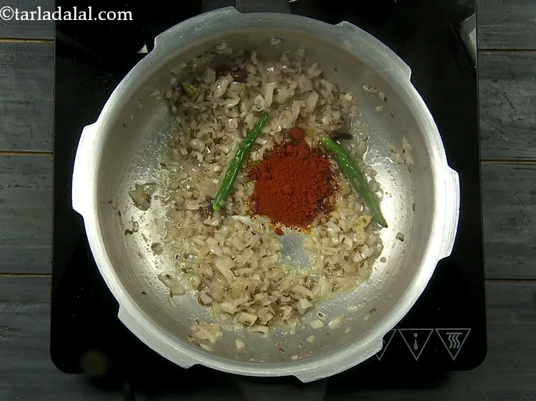स्टेप 13 – लाल मिर्च पाउडर डालें। एक उग्र लाल रंग के लिए, …