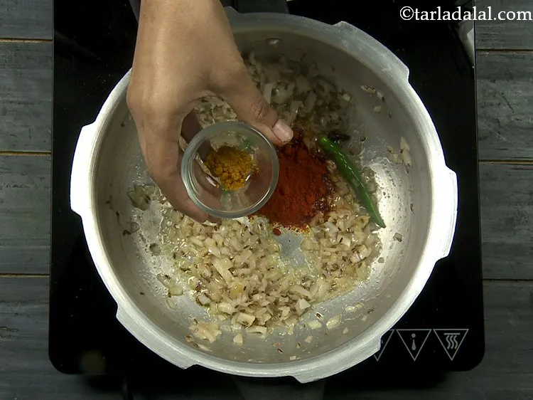 स्टेप 14 – हल्दी पाउडर डालें।