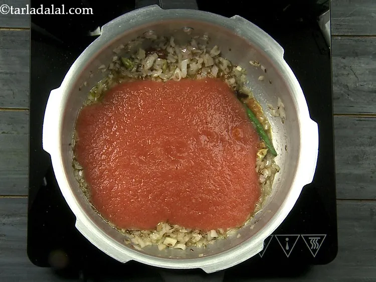 स्टेप 15 – टमाटर का पल्प डालें। हमने यहा ताजा टमाटर के पल्प …
