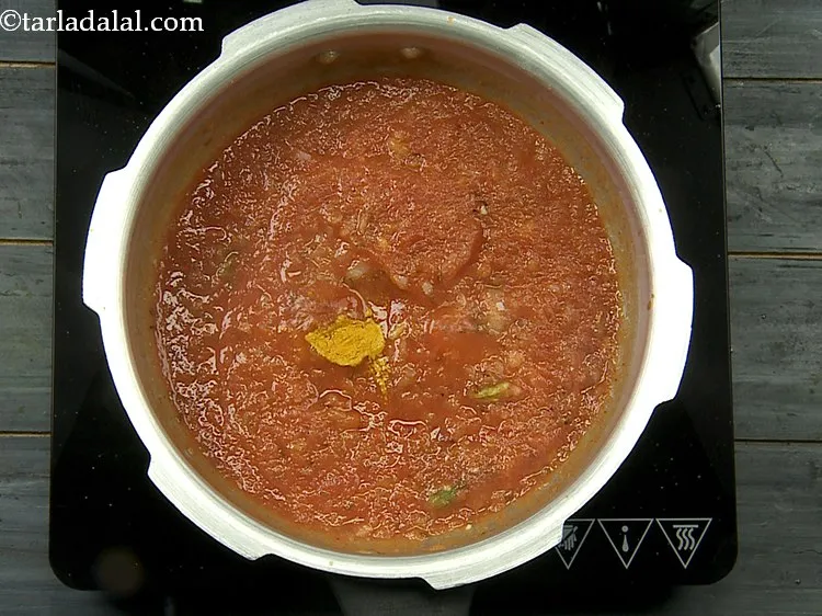 स्टेप 17 – गरम मसाला डालें। यह घर का बना <a href=""https://www.tarladalal.com/Garam-Masala-hindi-163r"" target=""_blank""><strong>पंजाबी …