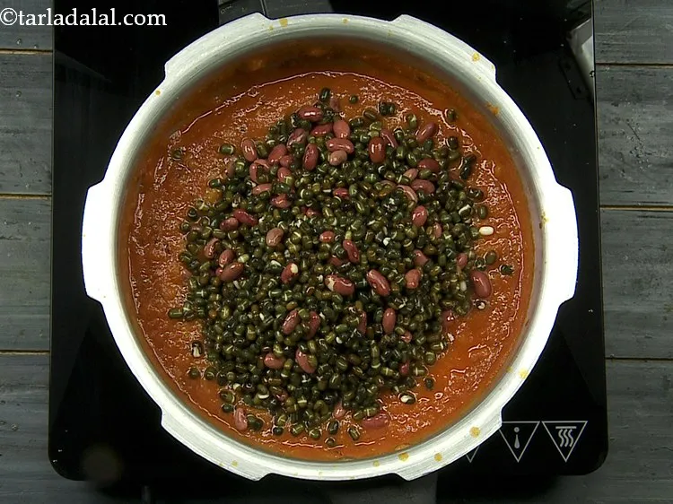 स्टेप 18 – भिगोकर छाने हुए उड़द और राजमा डालें।
