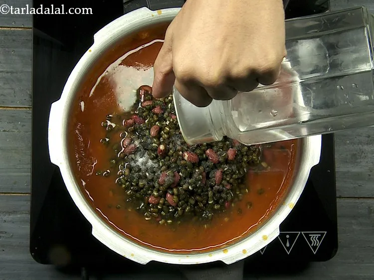 स्टेप 20 – इसके अलावा, १ कप पानी डालें।