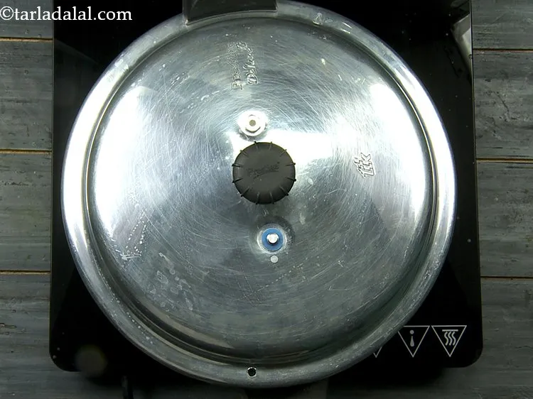 स्टेप 22 – ढक्कन बंद करें और ६ सीटी के लिए तेज आंच …