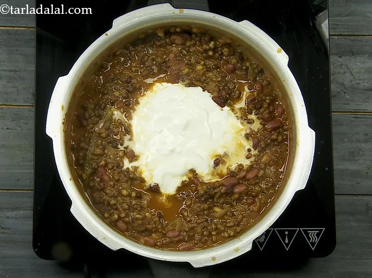 स्टेप 28 – फ्रेश क्रीम डालें। यदि आप स्वास्थ्य के प्रति सचेत हैं, …