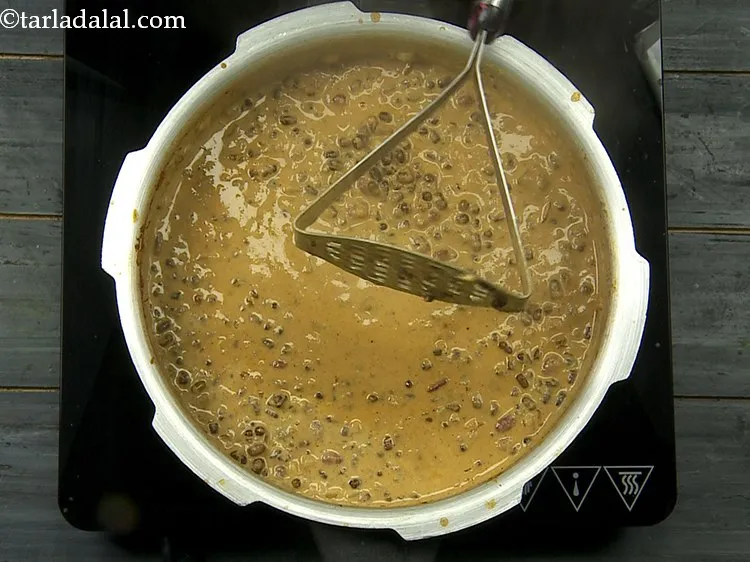 स्टेप 25 – <strong>माँ की दाल </strong>को अच्छी तरह से मिलाएं और इसे …