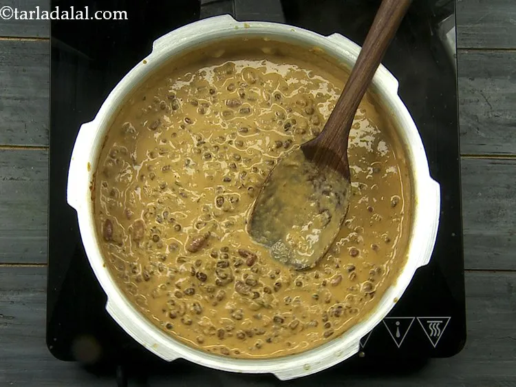 स्टेप 26 – <strong>पंजाबी माँ की दाल</strong> को मध्यम आंच पर बीच-बीच में …