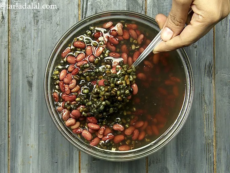 स्टेप 3 – ढक्कन से ढककर रात भर भिगोने के लिए अलग रख …