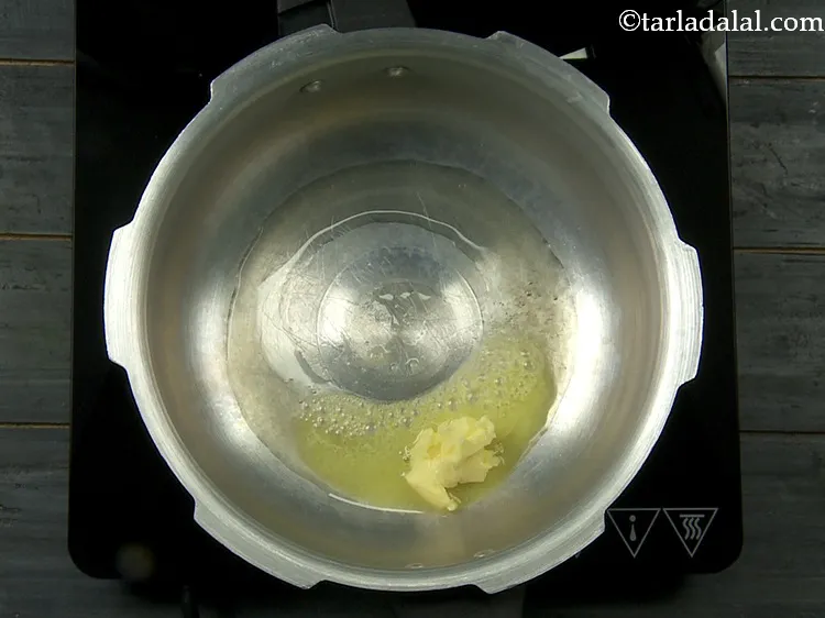 स्टेप 5 – प्रेशर कुकर में <strong>माँ की दाल</strong> बनाने के लिए, प्रेशर …