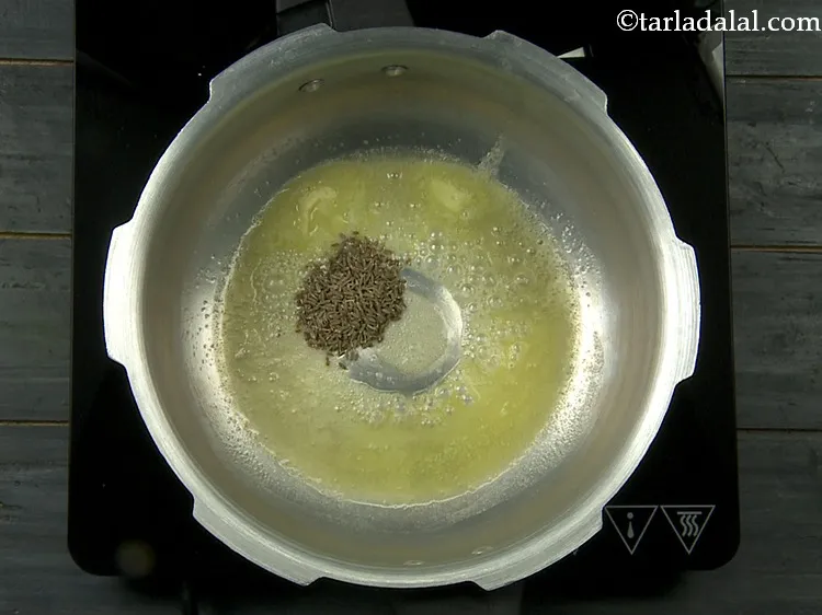 स्टेप 6 – मक्खन के पिघलने के बाद, जीरा डालें। वीगन दाल मखनी …