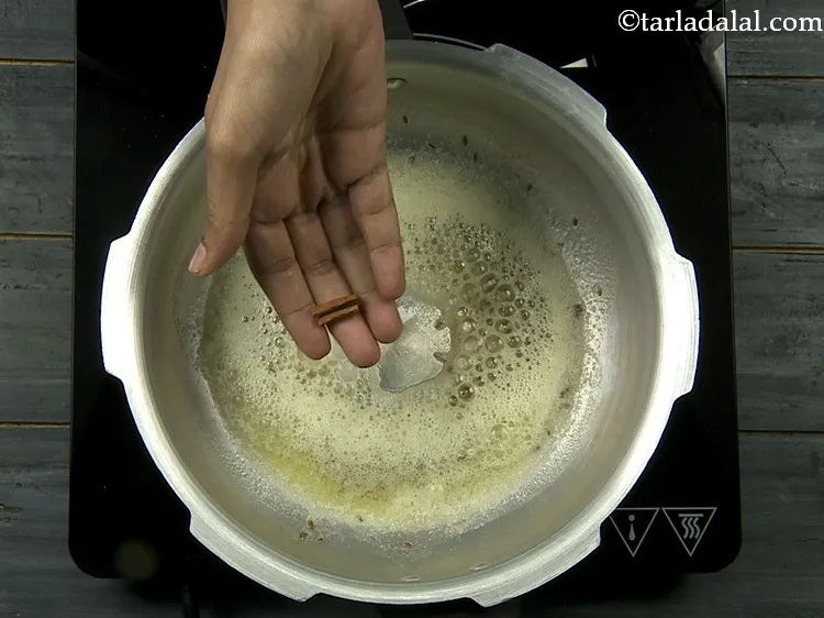 स्टेप 7 – जब जीरा चटक जाए तो दालचीनी डालें।