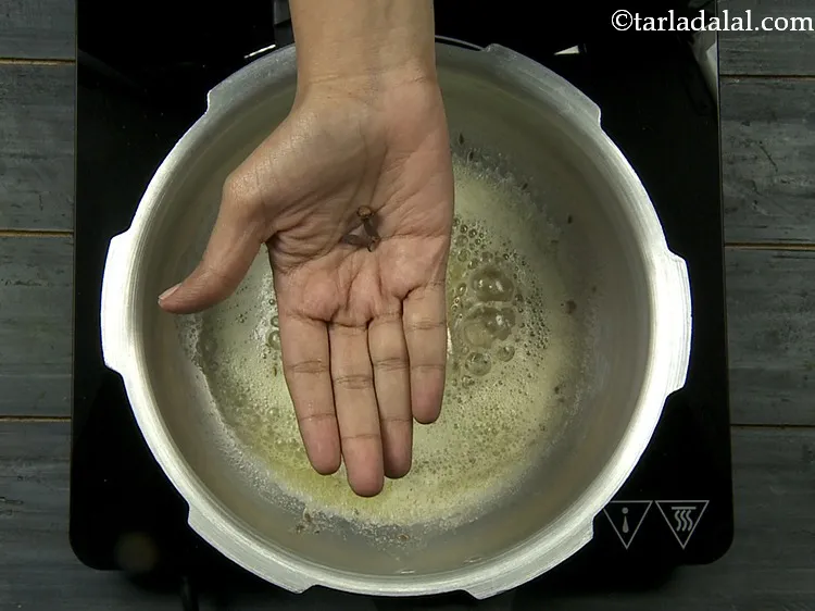 स्टेप 8 – लौंग डालें।