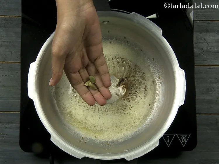 स्टेप 9 – इलायची डालें। खड़े मसाले माँ की दाल को एक सुंदर …