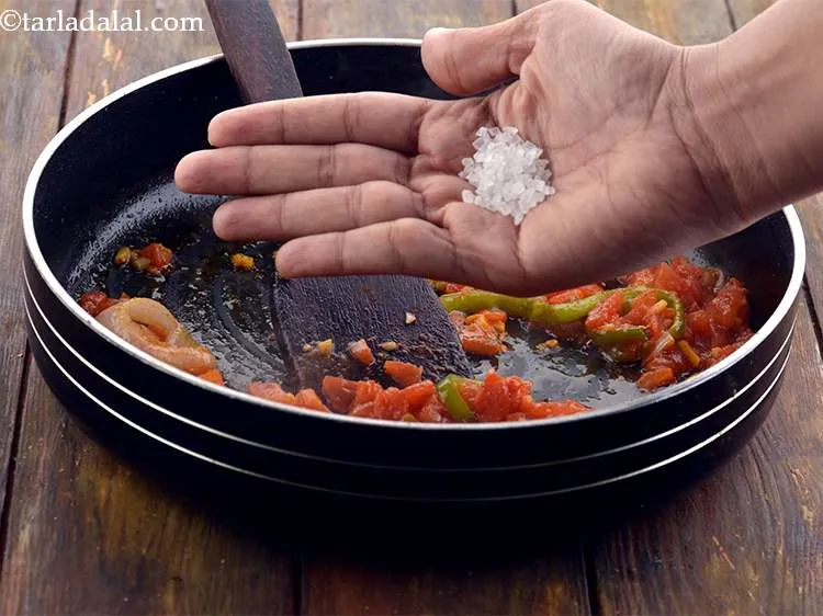 स्टेप 34 – टमाटर के खट्टेपन का मुकाबला करने के लिए चीनी जोड़ें।