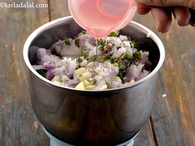 स्टेप 9 – लगभग २ टेबलस्पून पानी डालें।