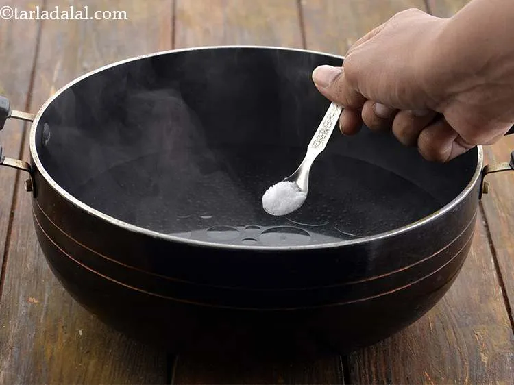 स्टेप 7 – अब नमक डालें। हम इस स्तर पर नमक जोड़ते हैं …