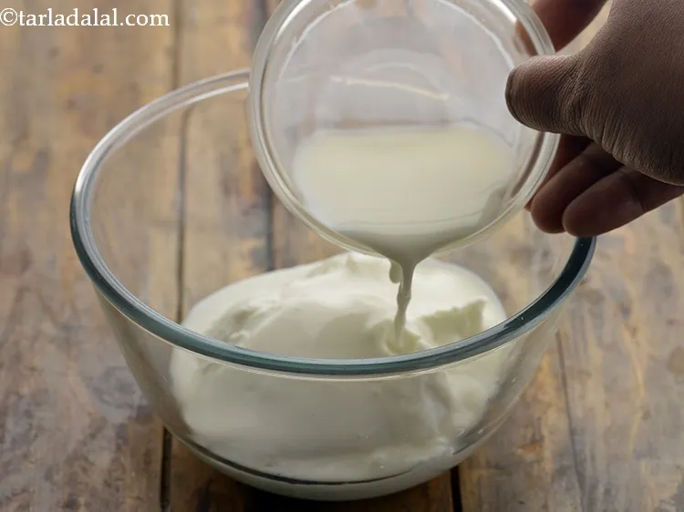 स्टेप 3 – दूध डालें।