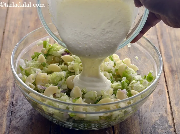 स्टेप 22 – अंत में तैयार साउर क्रीम ड्रेसिंग डालें, जो दही पर …