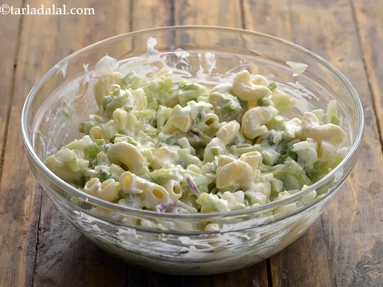 स्टेप 23 – <strong>मैकरोनी सलाद</strong> को अच्छी तरह से टॉस करें।