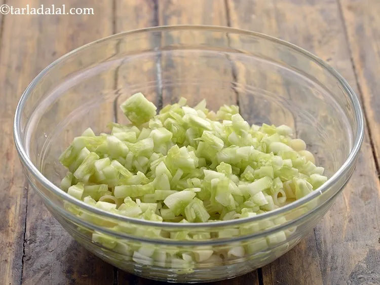स्टेप 15 – ककड़ी डालें, यह एक अच्छा क्रंच देता है।