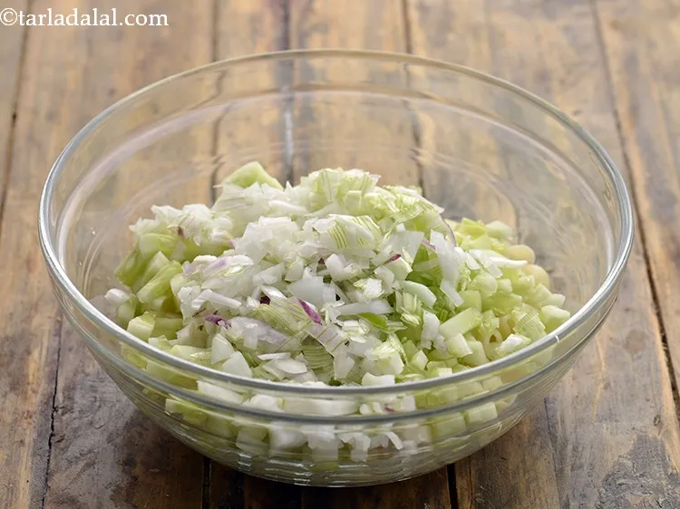 स्टेप 16 – हरे प्याज़ का सफेद भाग डालें।