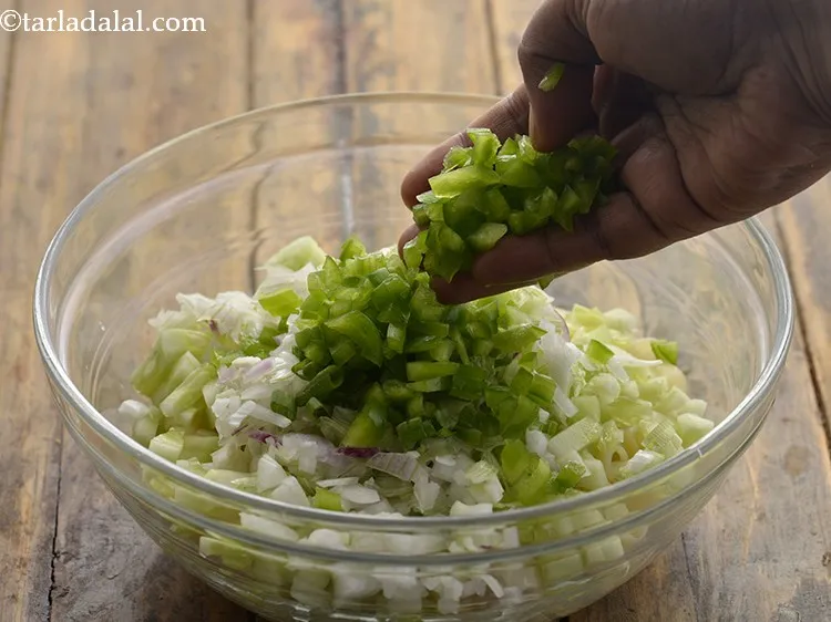 स्टेप 19 – शिमला मिर्च डालें।