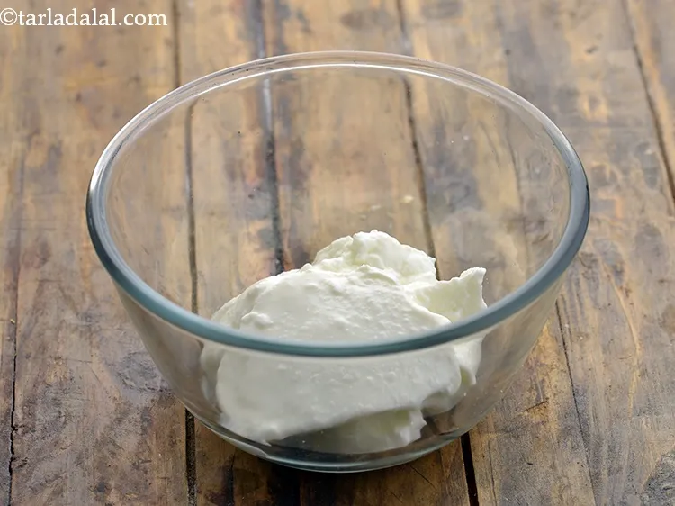 स्टेप 1 – <strong>मैकरोनी सलाद</strong> के लिए साउर क्रीम ड्रेसिंग बनाने के लिए, …