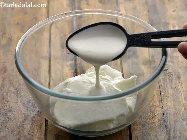 स्टेप 2 – ताजा क्रीम डालें। इससे अच्छा मलाईपन मिलता है।