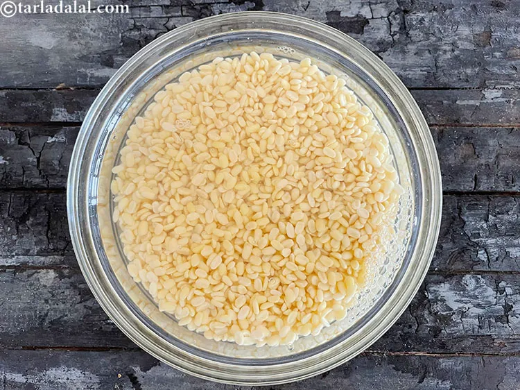 स्टेप 7 – भीगी हुई पीली मूंग दाल कुछ इस तरह दिखती है।