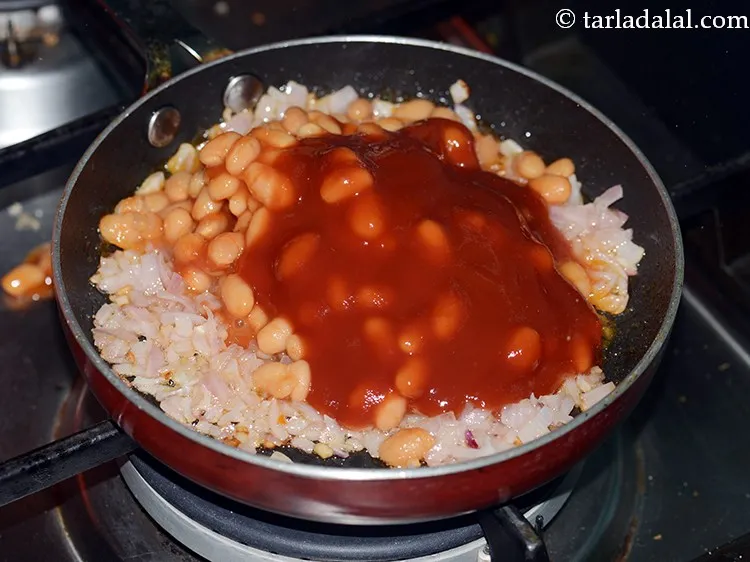 Step 10 – Add the tomato ketchup. The spicy sauce can also be used.