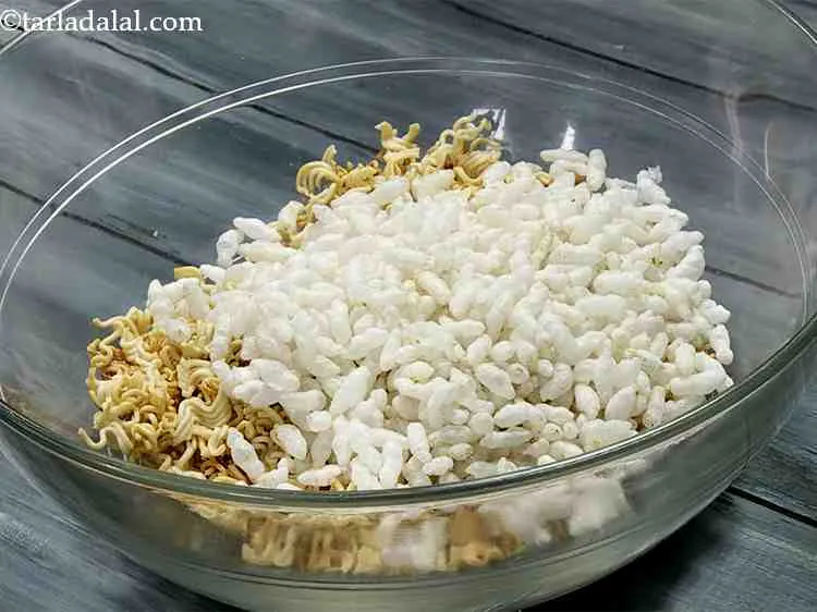 Step 6 – Now add puffed rice to it. After all, bhel is incomplete without kurmura.