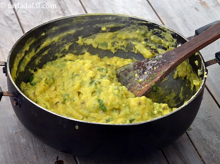 Step 16 – Mix well and cook <strong>pitla recipe | Maharashtrian pitla | besan pitla |</strong>&nbsp;on a medium …