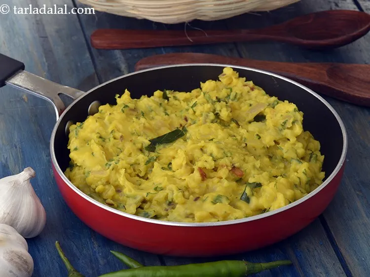 Step 17 – Serve&nbsp;<strong>pitla | Maharashtrian pitla | besan pitla |</strong>&nbsp;immediately with jowar roti, garlic chutney and onions. …