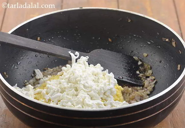 Step 8 – Also add the grated paneer. This is what gives softness and creaminess to the <strong>Makai …