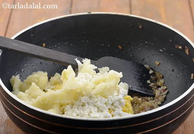 Step 9 – Now add the potatoes. These are first boiled, peeled and then mashed.