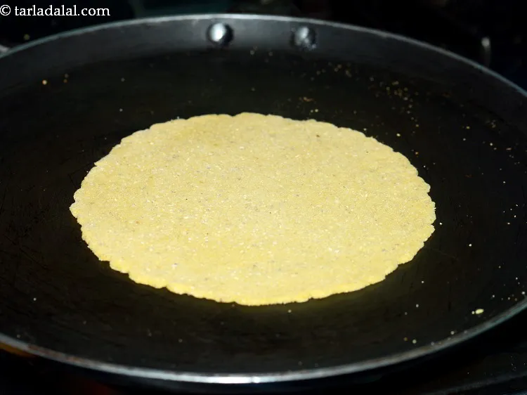 स्टेप 10 – <strong>मक्के की रोटी</strong> को पकाने के लिए, एक नॉन-स्टिक तवा …