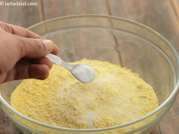 स्टेप 3 – नमक डालें। वेरिएशन के लिए, आप आटे में धनिया या …