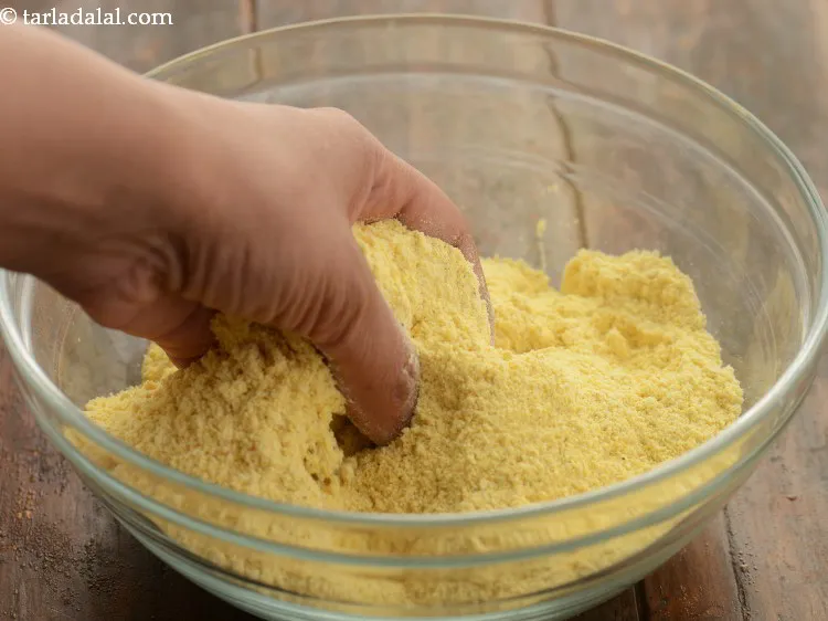 स्टेप 4 – मक्के का आटा और नमक को अच्छी तरह मिला लें।