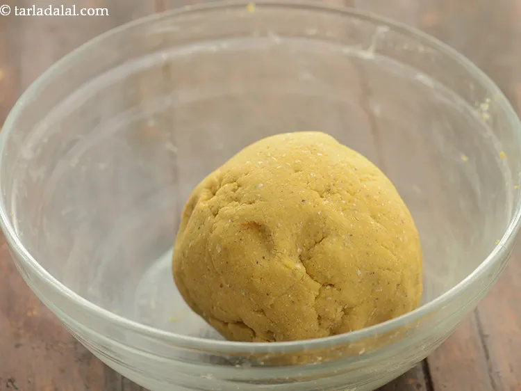 स्टेप 5 – पर्याप्त गरम पानी का प्रयोग कर सख्त आटा गूंथ लें। …